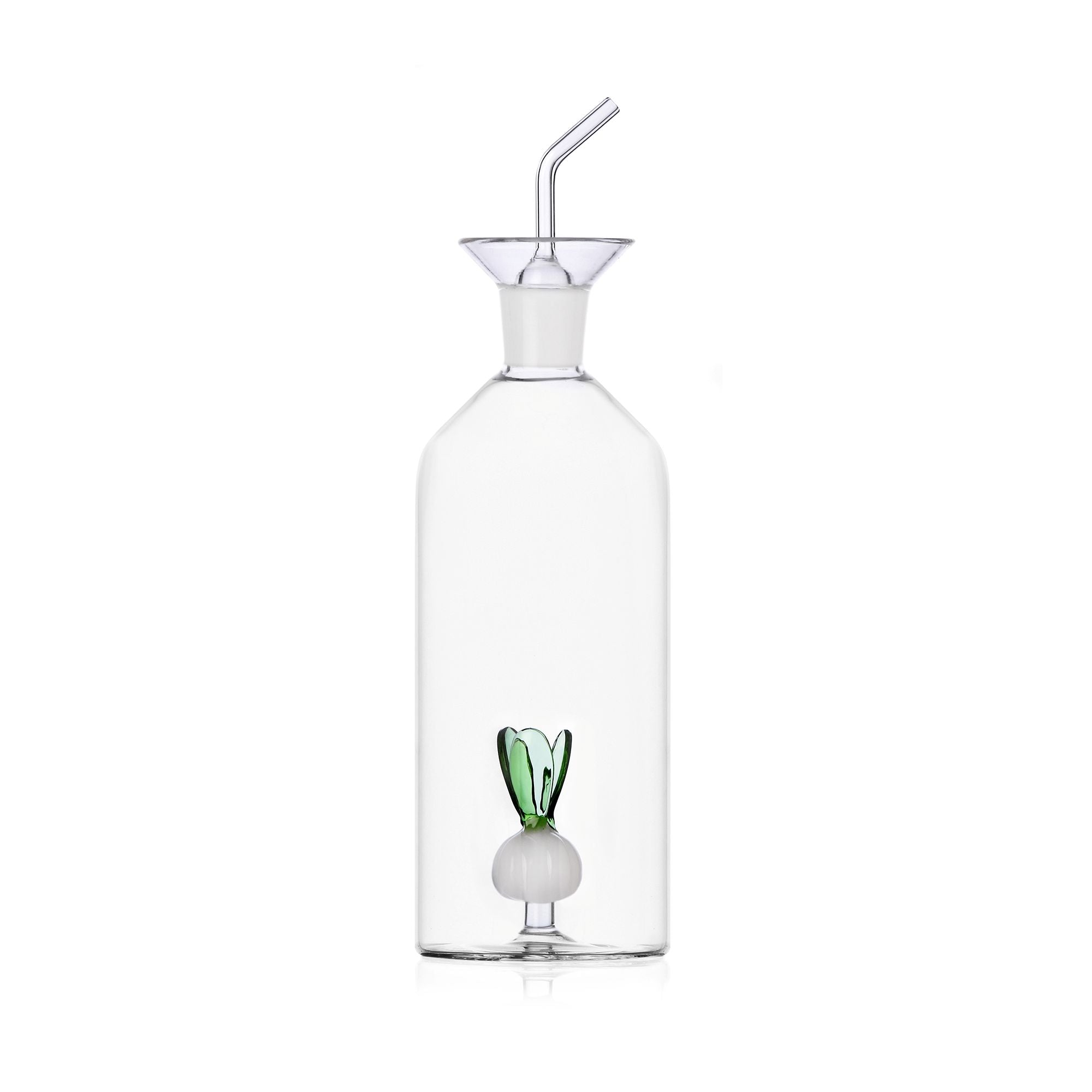glazen oliefles voor op tafel. op de bodem een lente ui. handgeblazen glas van Ichendorf Milano