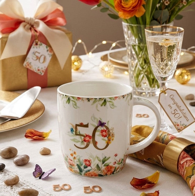 Mok met 50 erop in cadeaudoos verpakt. Een kant en klaar cadeau voor Sarah.