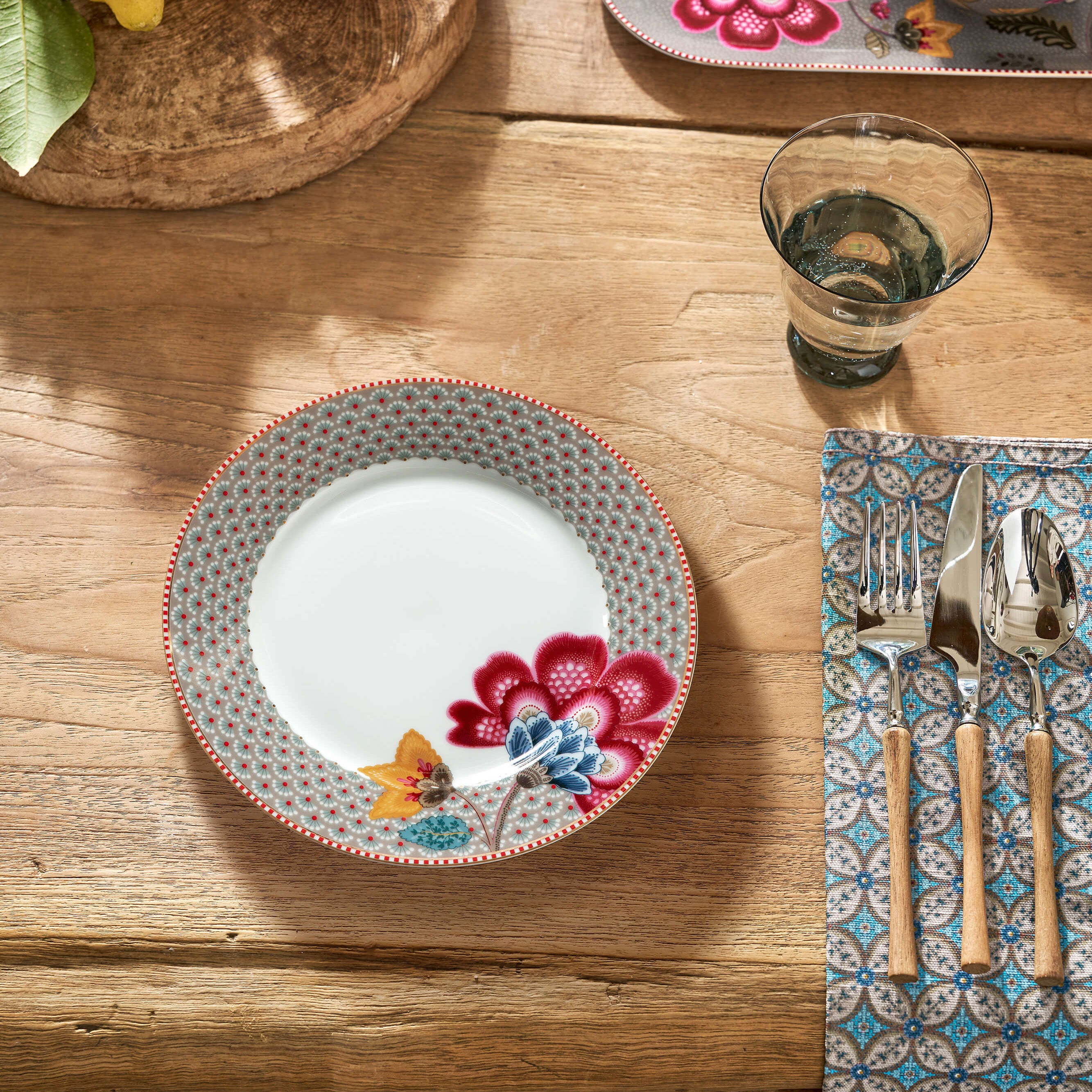 Ontbijtbord khaki rand met bloemen Pip Studio Blooming Tales op tafel