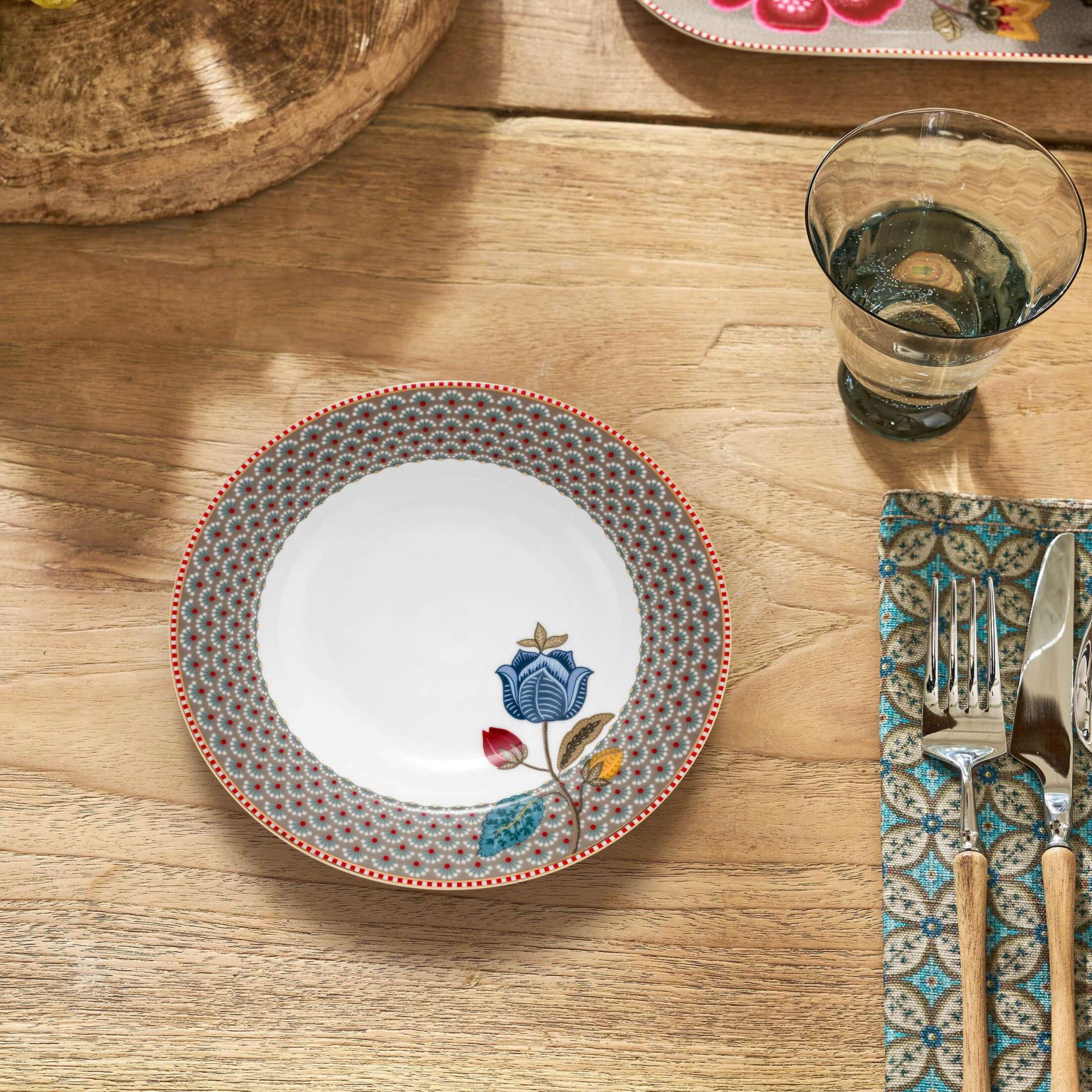 Diep bord Pip Studio Blooming Tales Khaki op tafel.
