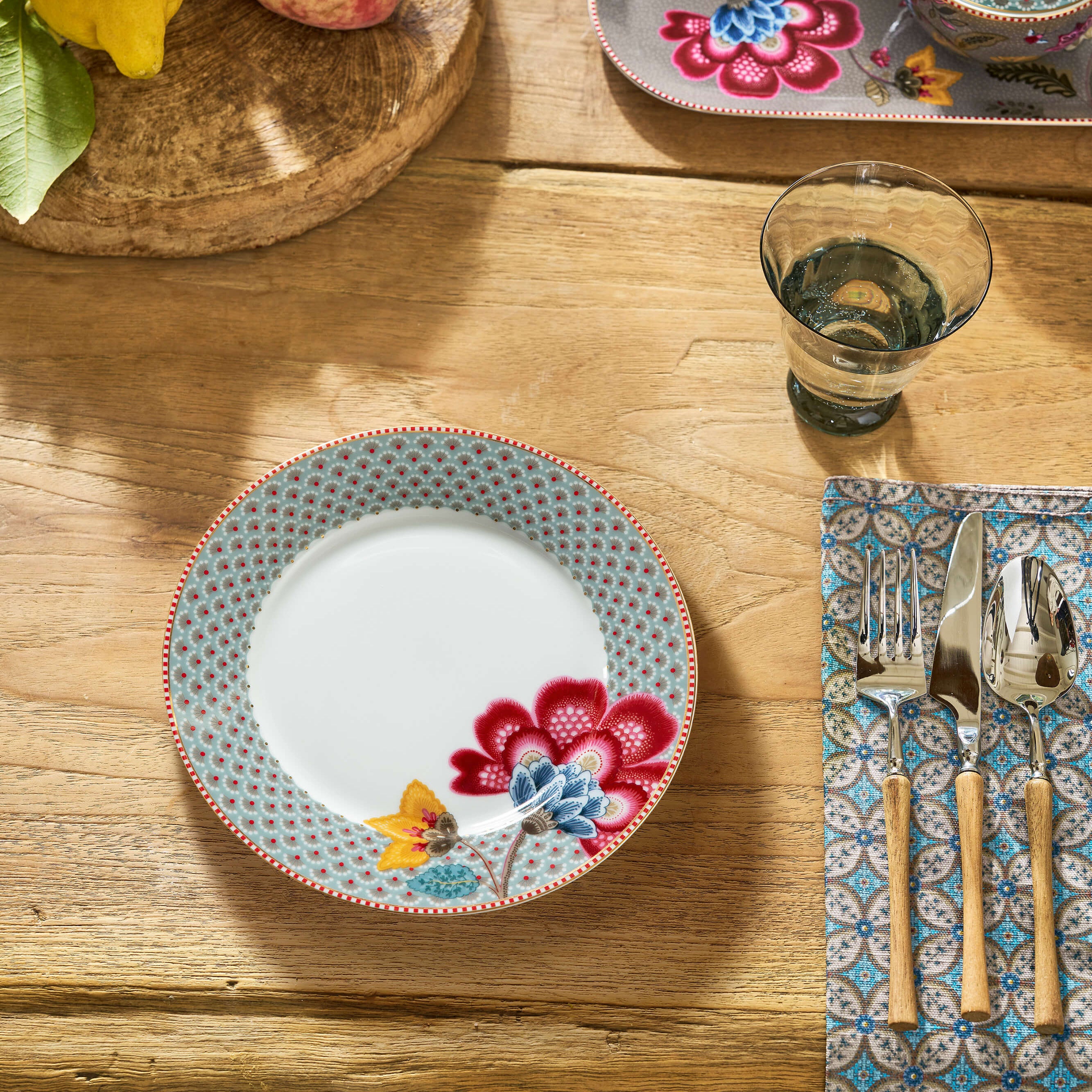 Pip Studio Blooming Tales Blue ontbijtbord op tafel. blauw