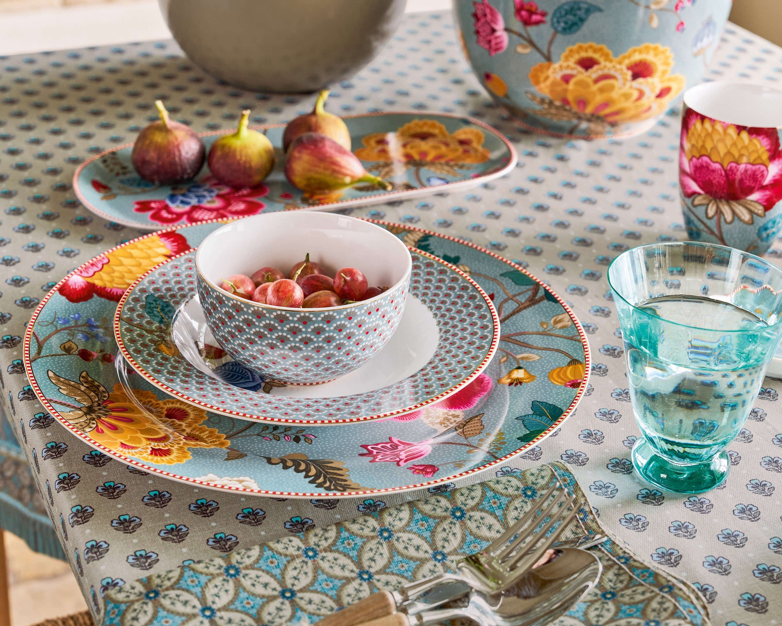 Collectie Blooming Tales Blue Pip Studio op tafel. sfeer