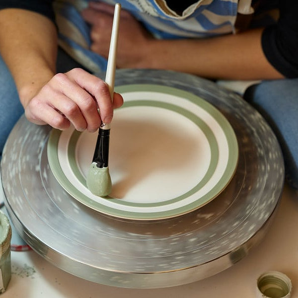 film schilderen van groen strepen atelier van Cornishware
