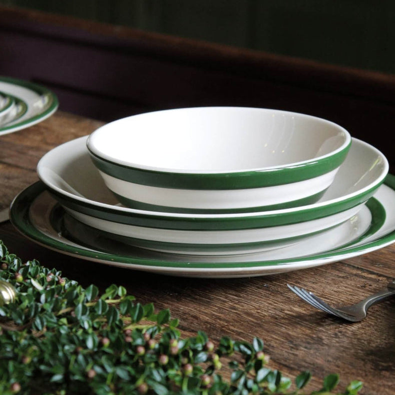 Gedekte tafel met bord, pastabord en ontbijtkom van Cornishware in de kleur Adder Green.