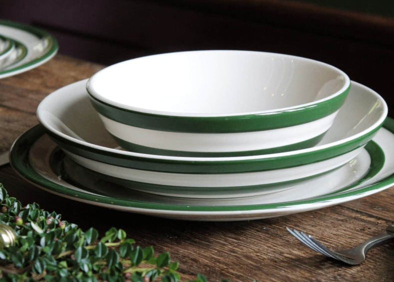 Collectie borden met dinerborden, ontbijtborden en gebaksbordjes van Cornelia Servies