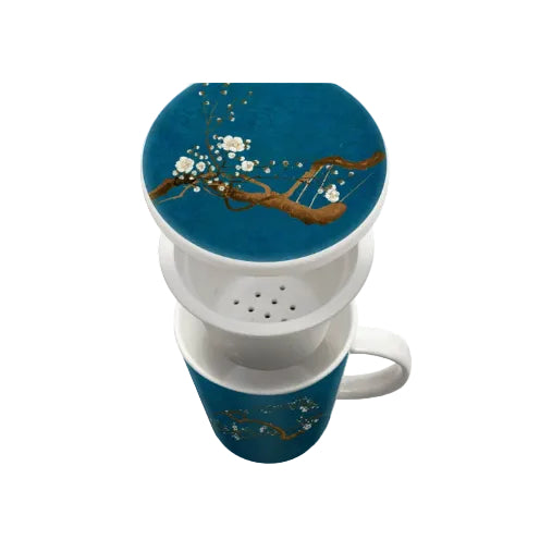 detail blauwe theebeker set met losse theefilter en deksel van porselein van Edo Japan magnolia blue