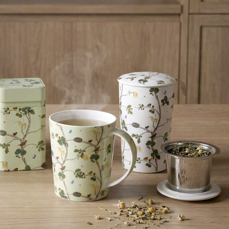 Mokken en bekers, met een mok, theebeker en koffiebeker van Cornelia Servies