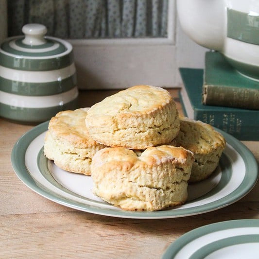 gebaksbord groen wit gestreept van Cornishware op een gedekte tafel