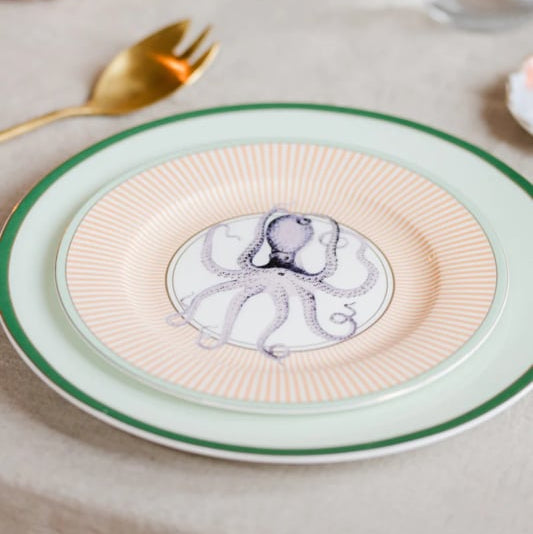 Gedekte tafel met dinerbord under the sea en ontbijtbord under the sea van Yvonne Ellen London