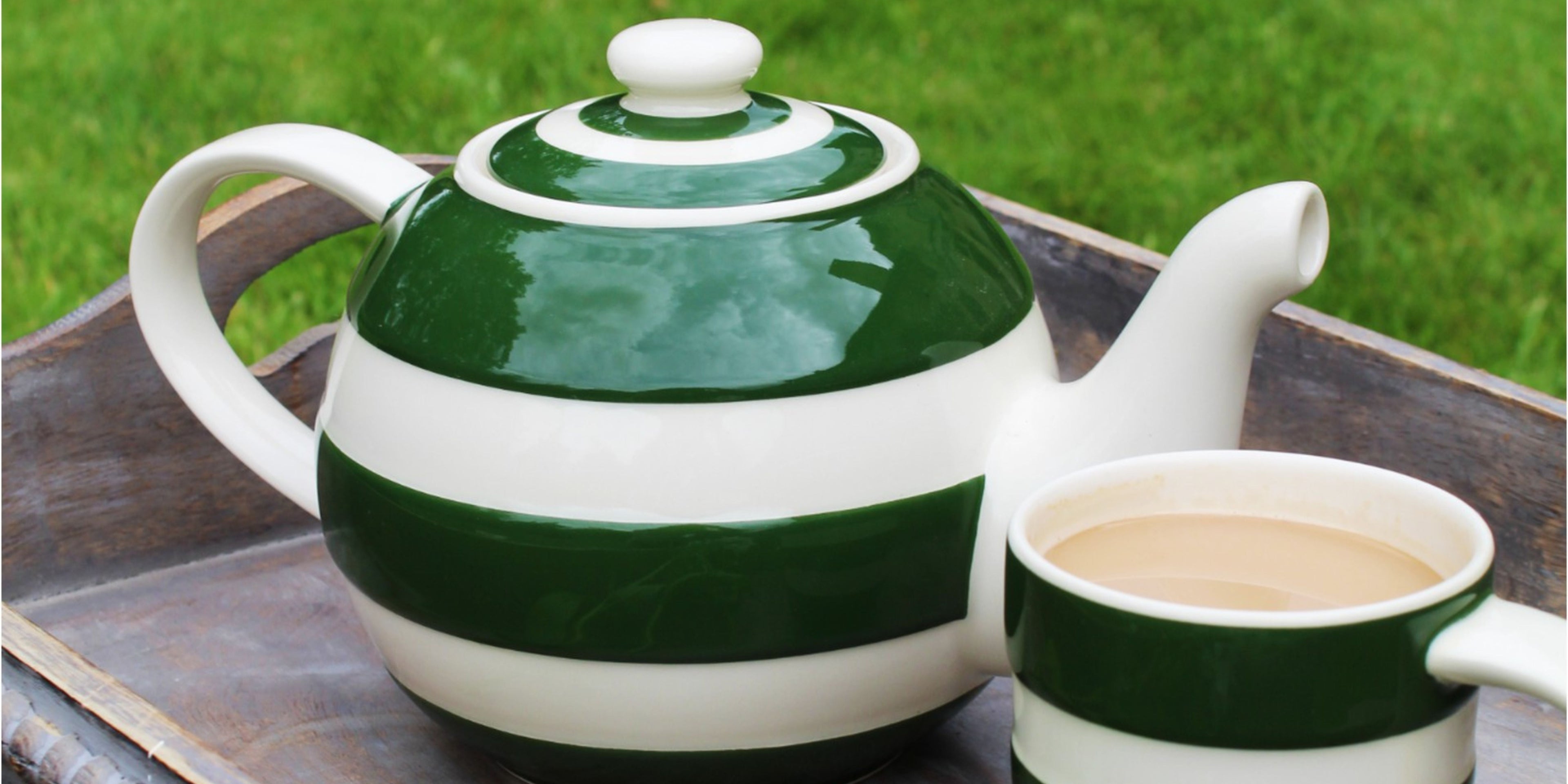 Cornishware Adder Green theepot en mok op houten dienblad