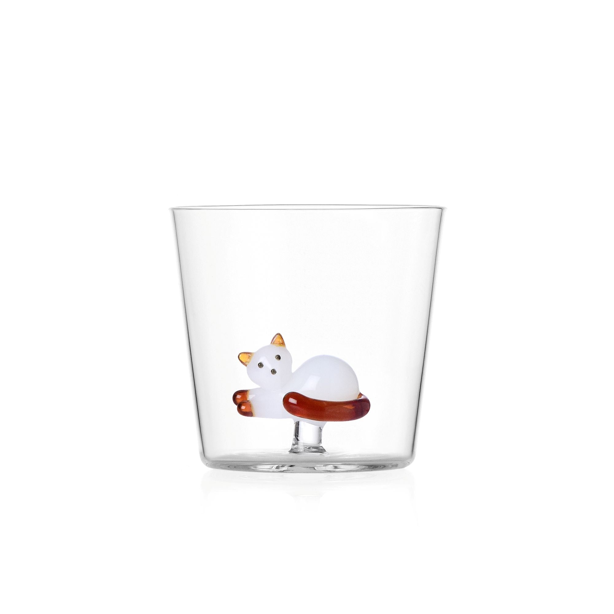 Tumbler met liggende witte kat met amberkleurige staart. handgeblazen glas. Italiaans design. Inhoud 350ml. In cadeaudoos verpakt. 