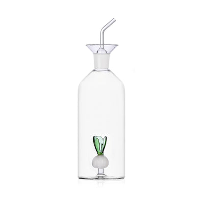 glazen oliefles voor op tafel. op de bodem een lente ui. handgeblazen glas van Ichendorf Milano