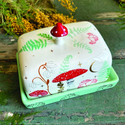 sfeer beeld herfst op tafel botervloot met paddenstoelen