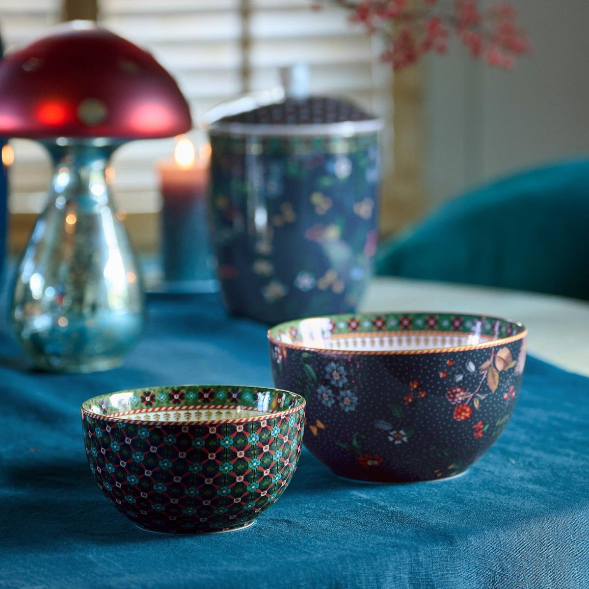 Pip Studio Berry Blues servies kom diameter 15cm - donkerblauw met bloemen en goudaccenten - alleen handwas - op tafel