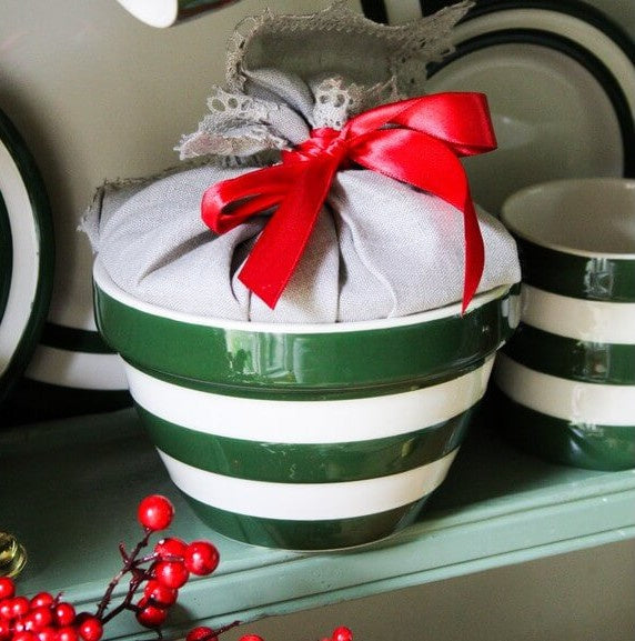 De puddingkom in gebruik met als decoratie een ingepakt ingredienten voor pudding Cornishware Adder Green