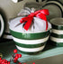 De puddingkom in gebruik met als decoratie een ingepakt ingredienten voor pudding Cornishware Adder Green