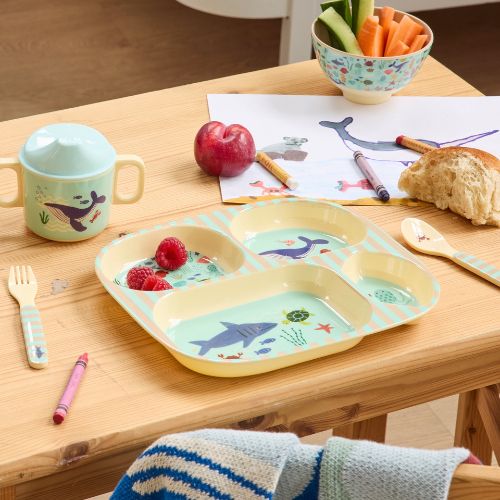 Rice Baby Dinner Set Ocean – 3-vaks bord met oceaan-print op kindertafel, met tuitbeker en vork, gestyleerd met fruit en groenten