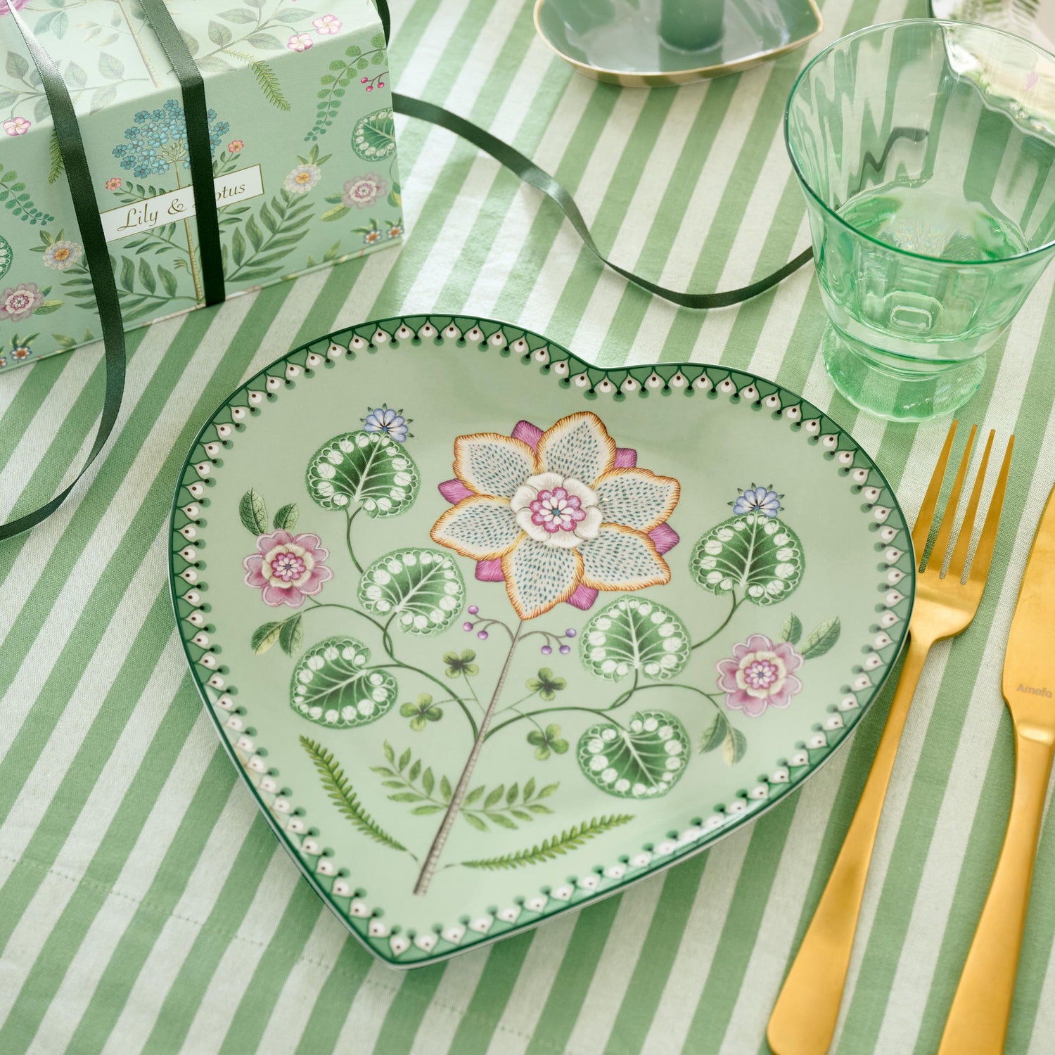 lichtgroen hart bord van Pip Studio Lily en Lotus. in cadeaudoos verpakt. set van twee