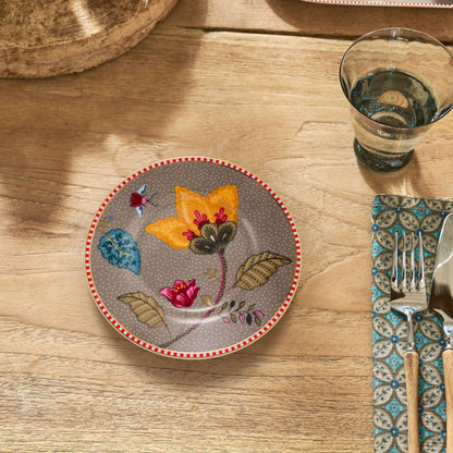 gebaksbord beige met bloemen op tafel
