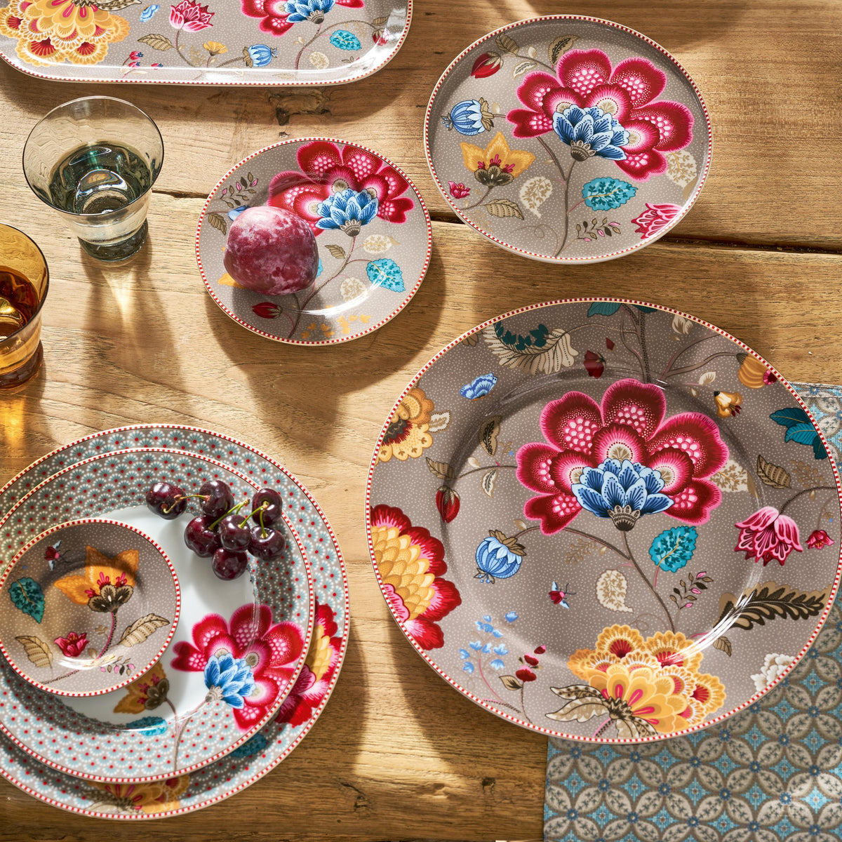Pip Studio Blooming Tales Khaki overzichtsfoto borden collectie. Porselein, bruin, bloemen en subtiel gouden randje