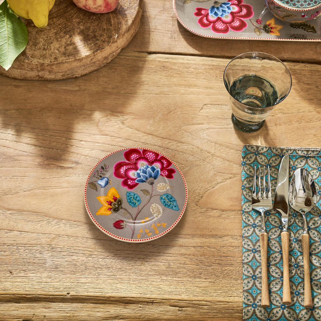 gebaksbord beige met bloemen op tafel 
