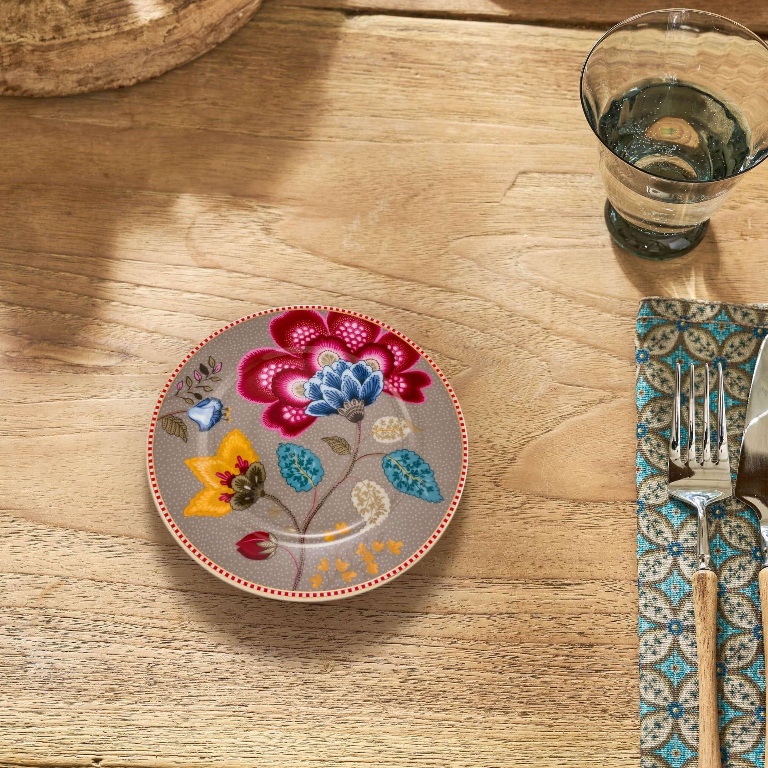 gebaksbord beige met bloemen op tafel