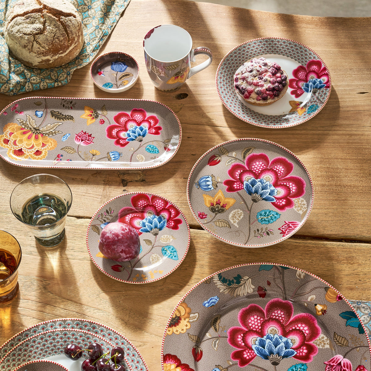 overzichts een gedekte tafel met collectie Blooming TAles Fantasy Khaki, bruin porselein met bloemen.