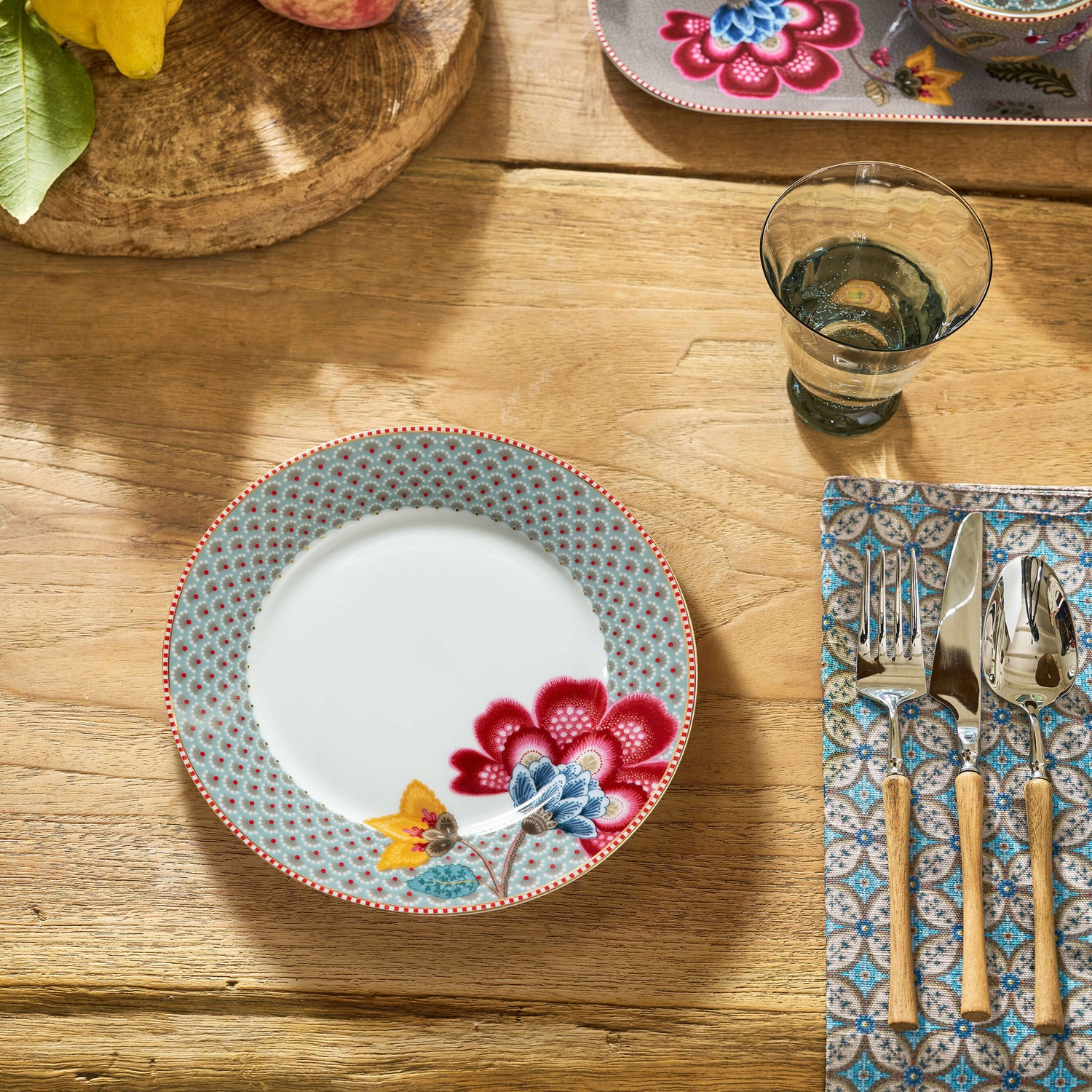 Pip Studio Blooming Tales Blue ontbijtbord op tafel. blauw 