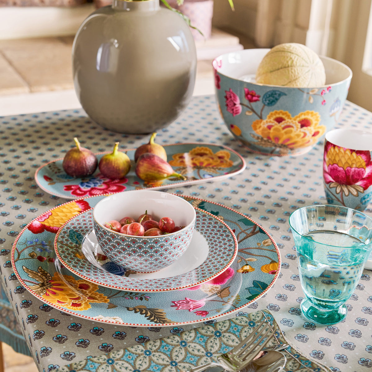 Sfeer foto met gedekte ontbijttafel met de collectie Pip Studio Blooming tales Blue. Blauwe borden, mokken en schalen in blauw met bloemen