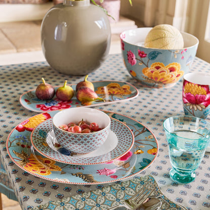 Sfeer foto met gedekte ontbijttafel met de collectie Pip Studio Blooming tales Blue. Blauwe borden, mokken en schalen in blauw met bloemen