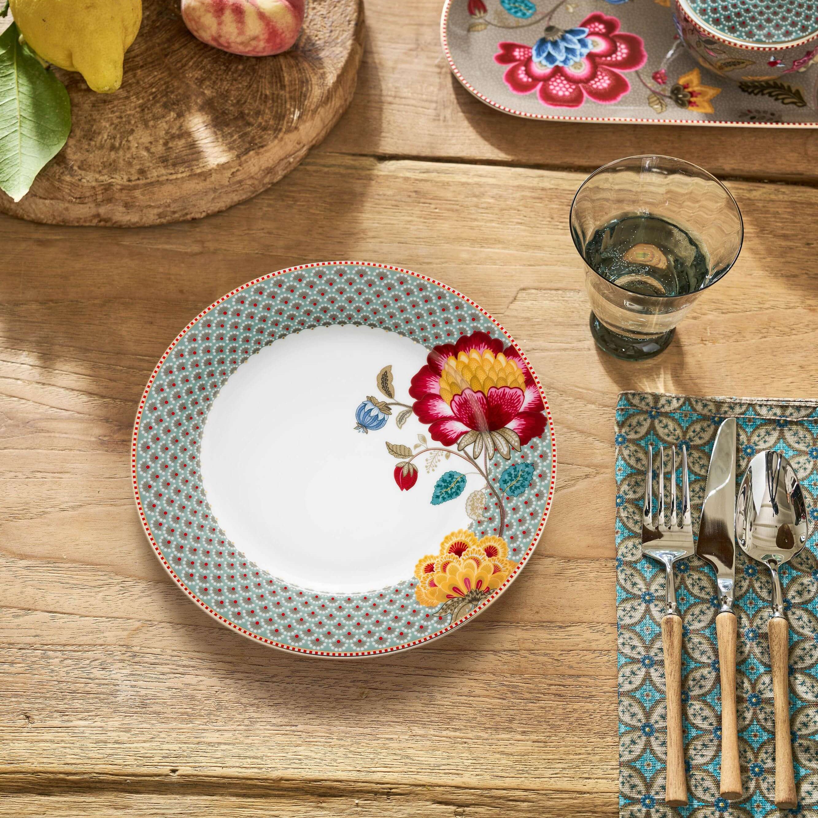 Dinerbord blauw op tafel van Pip Studio Blooming Tales Blue