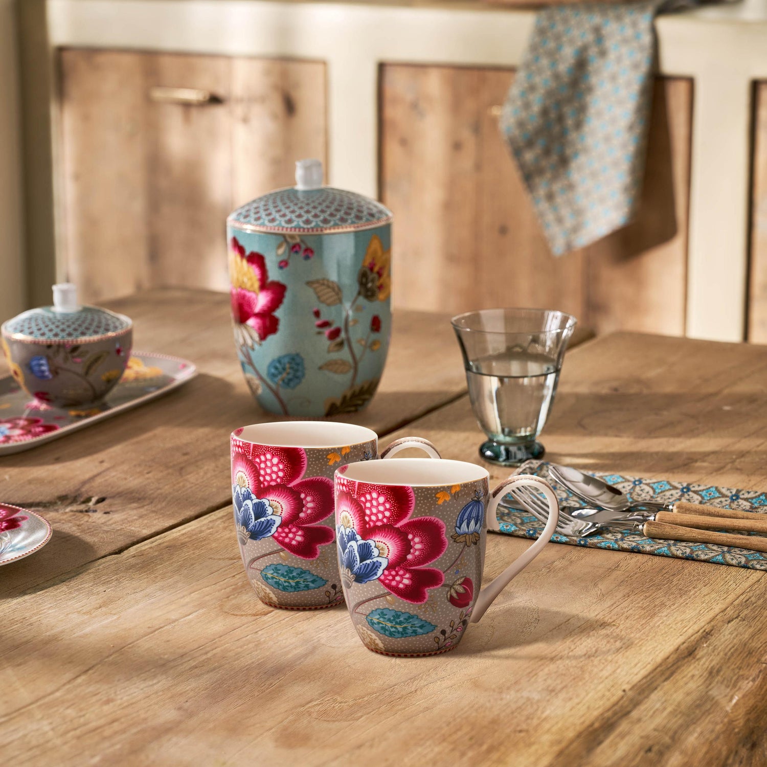 Sfeer foto pip studio beige grote mokken XL 450ml set van 2 in cadeaudoos. Pip Studio Blooming Tales Fantasy Khaki