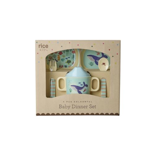 Rice Baby Dinner Set Ocean – 4-delige set met 3-vaks bord, tuitbeker en bestek in blauw met oceaan-illustratie, in cadeauverpakking