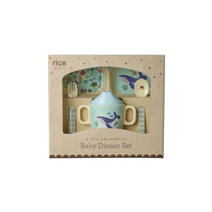 Rice Baby Dinner Set Ocean – 4-delige set met 3-vaks bord, tuitbeker en bestek in blauw met oceaan-illustratie, in cadeauverpakking