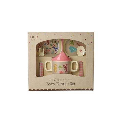 Rice Baby Dinner Set Ocean – 4-delige set met 3-vaks bord, tuitbeker en bestek in coral met oceaan-illustratie, in cadeauverpakking