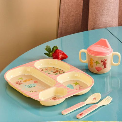 Rice Baby Dinner Set Ocean – 3-vaks bord, tuitbeker en bestek in coral met zeeleven-print, gestyleerd op kindertafel