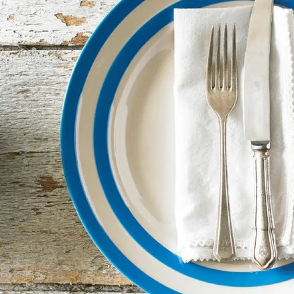 Cornishware dinerbord op houten tafel met bestek - Blauw Wit gestreept bord