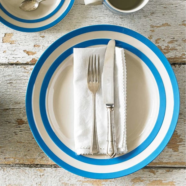 Dinerbord Cornishware Blauw wit gestreept op een houten tafel