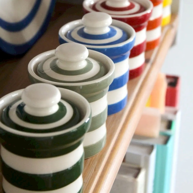 Cornishware Spicejars in de keuken op plank. 