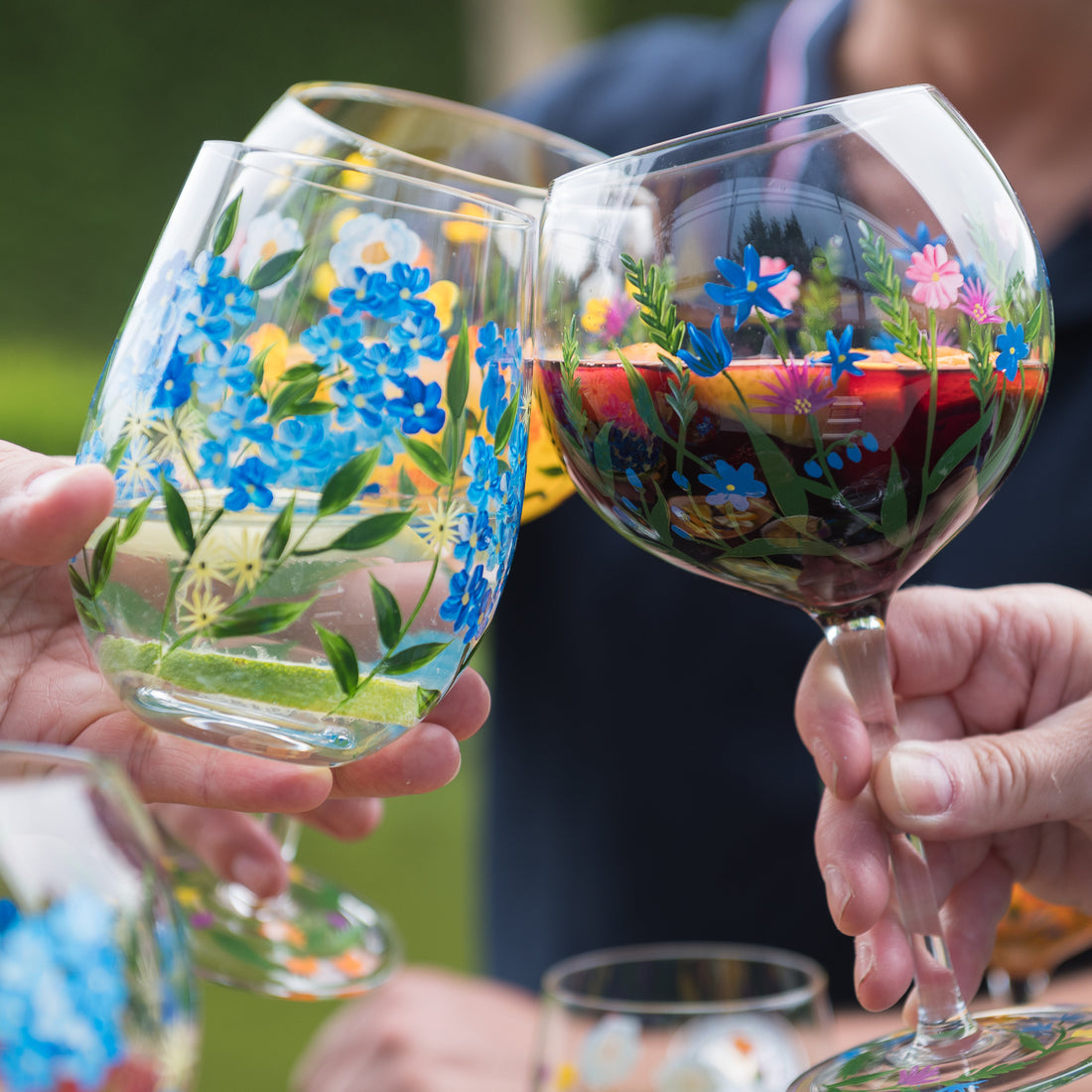 Proosten met handbeschlderde glazen Flora 