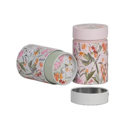 theeblikken in lichtgroen en roze met bloemen- luchtdicht vanwege extra sluiting in het blik. Eigenart Teaeve Mira