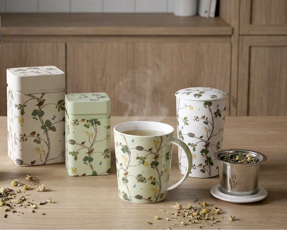 Eigenart Merla overzichtsfoto met daarop Cupti mok, Teaeve theebeker en theeblikken met hetzelfde patroon takken en vogeltjes