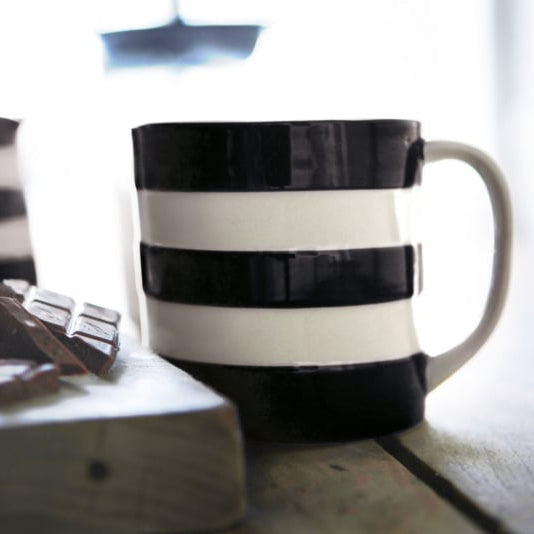 zwart wit gestreepte mok van Cornishware Colours. inhoud 420ml