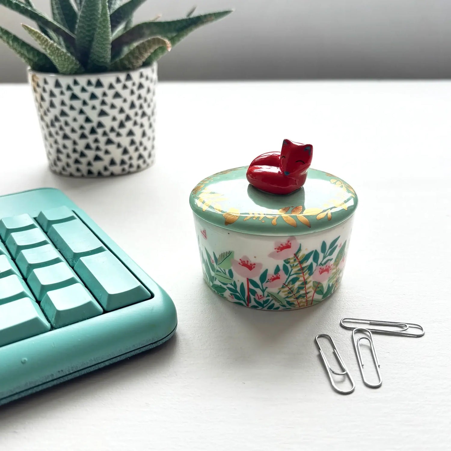 Sfeer foto voorraadpotje met 3 D vos op bureau. 