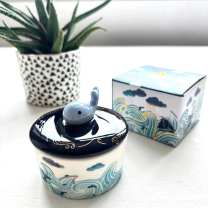 Sfeer foto vooraadpot met cadeaudoos Walvis House of Disaster
