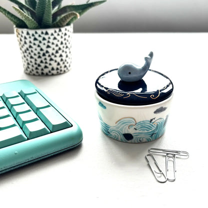 Bureau met paperclips en keramiek doosje met 3D Walvis van House of Disaster