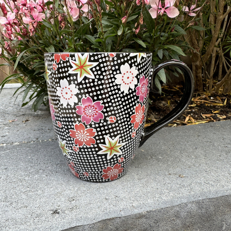 Zwarte mok met roze bloemen Tokyo Design Studio kawaii Flowers