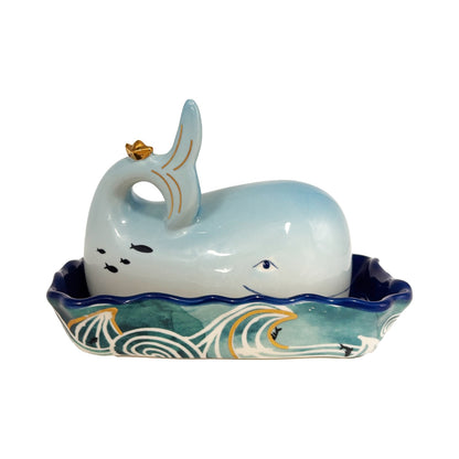 botervloot in de vorm van een walvis, op een schotel in de vorm van golven, blauw van House of Disaster By the Sea