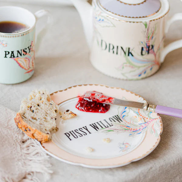 Een set bestaande uit 4 gebaksborden en 1 theepot met 2 mokjes uit de collectie Floral van Yvonne Ellen London