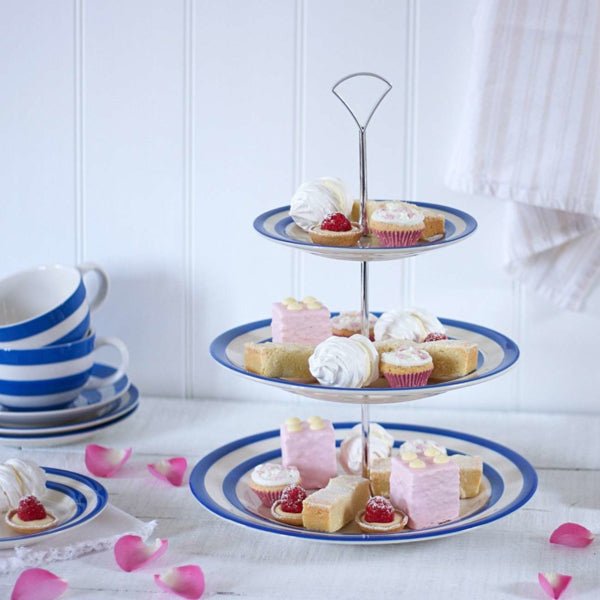 sfeer beeld blauw wit gestreept servies van Cornishware Blue. Etagere en kop en schotels op tafel